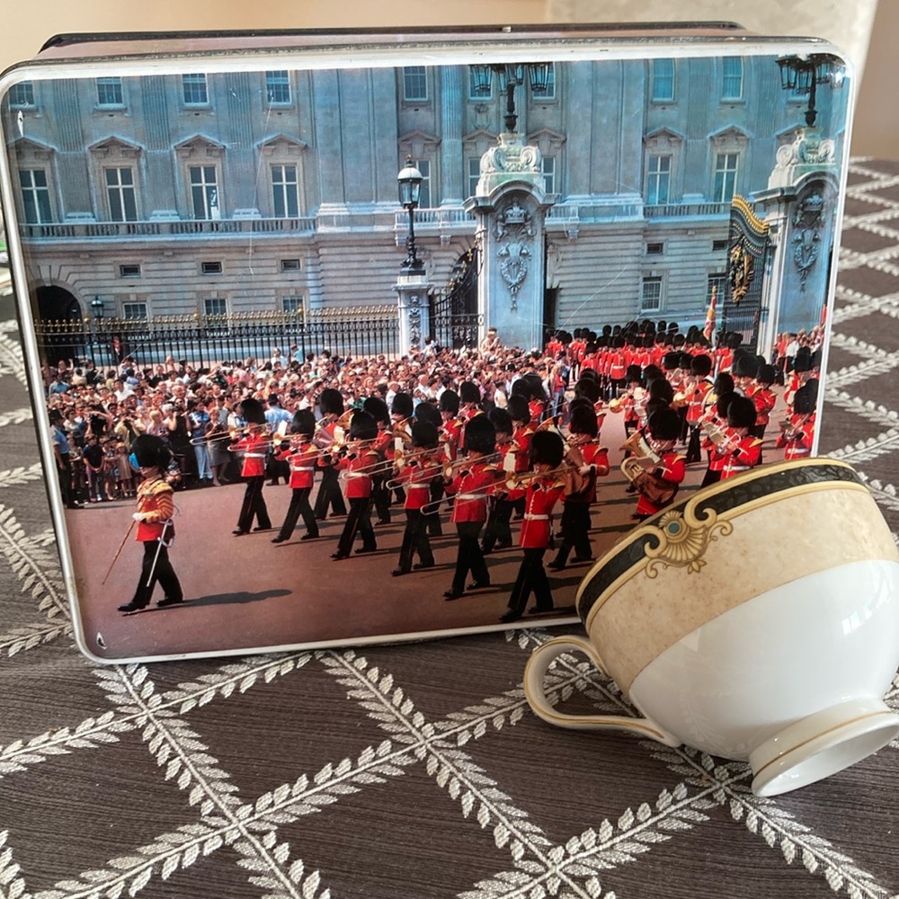 Buckingham Palace Vintage Tin